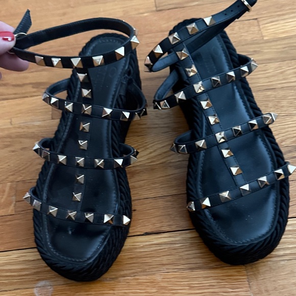 Valentino Garavani Black Sandals with gold Studs - Picture 5 of 6